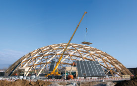 Ein Liebherr-Mobilkran beplankt im schweizerischen Rheinfelden das neue Salzlager und größte Kuppelbauwerk Europas.